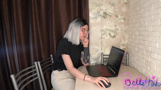 Русская белокурая девушка облизывает хуй и трахается в попку с бойфрендом своей сестрички