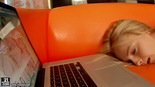 Факеры дрючат в два члена юную русскую белокурую девушку Ivana Sugar