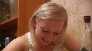 Пендюрит пьяную русскую соседку в позе раком на стульчике