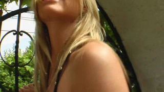 Русскую белокурую красотку на отдыхе жёстко жарят в очко и заливают ее ротик кончей