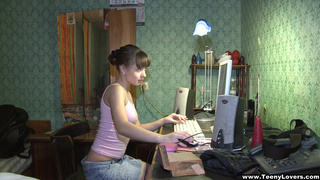 Русская студентка ебется со своим парнем в комнате общежития