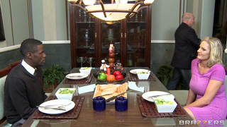 Черномазый делает кунилингус русской мамочке