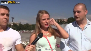 Пикаперы в два хуя чпокают русскую белокурую красотку на природе