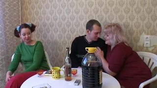 Пухлая соседка Наташа разнообразит секс семейной пары