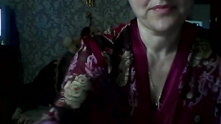 Пожилая русская веб модель дрочит огурцом и пальцами