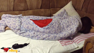 Русская взрослая пара практикует самые популярные позы из Камасутры