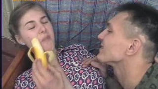 Аппетитная Саша взяла в ротик маленький писюн пацанчика