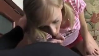 Русский отчим отжарил падчерицу застав ее за мастурбацией