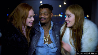 Русские тёлки кончают по очереди сверху на болте у негра