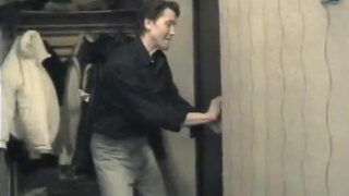 Русская чика первый раз облизывает хуек своему парню