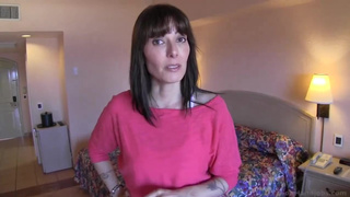 Мачеха мастурбирует пенис и красиво посасывает