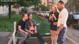 Русские красотки участвуют в групповухе