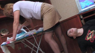 Зрелая дама трахается с непослушным сыном