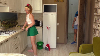 Пасынок в маске грабителя жестко оттрахал мачеху в кругленькую попочку и кончил в ротик