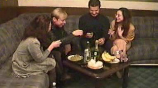 Две пьяные русские суки развели парней на групповуху
