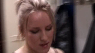 Грубый мужчина жестко ебёт половую щель привлекательной блондинки