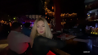 Русская блондиночка подцепила пацанчика в клубе и ебется с ним в туалете