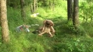 Частный секс в лесу устроила эта русская пара на покрывале