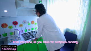 Русский сосед прет красивую риэлторшу в колготках на съемной хате