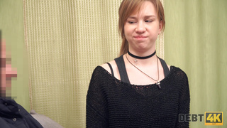 Чувак пендюрит русскую юную малышку на четвереньках на кровати за долги по квартире