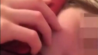 Телка рассказывает по телефону как отсасывает хуец