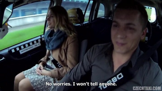 Таксист выебал симпатичную русскую пассажирку на заднем сиденье своего авто