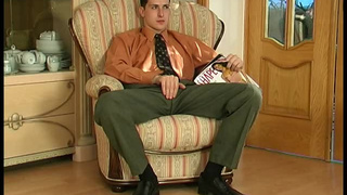 Милфа делает минетик своему молодому хозяину